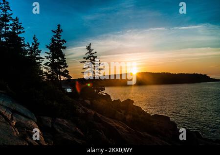 Den Sonnenaufgang auf Mount Desert Island in Maine beobachten Stockfoto
