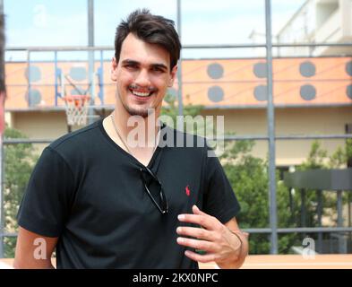 07.06.2017., Kroatien, Sibenik - Basketballspieler des NBA-Teams die Philadelphia 76ers Dario Saric gedenken dem 24.. Jahrestag des tragischen Todes von Drazen Petrovic. Foto: Dusko Jaramaz/PIXSELL Stockfoto