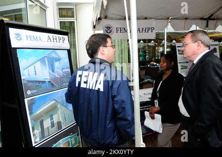 Washington, DC, Mai 20,2008 das Pilotprogramm für alternative Wohnungen der FEMA wird bei den Veranstaltungen des Hurricane Awareness Day, die von der FEMA im District of Columbia ausgerichtet werden, von der Öffentlichkeit mit großem Interesse verfolgt. Barry Bahler/FEMA... Fotos zu Katastrophen- und Notfallmanagementprogrammen, Aktivitäten und Beamten Stockfoto