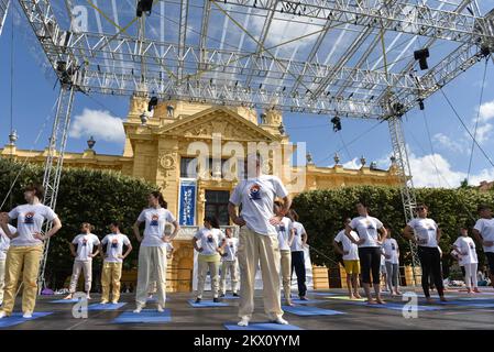 18.06.2017., Zagreb, Kroatien - der Internationale Tag von Yoga (IDY) wird weltweit am 21. Juni jährlich gefeiert. Kroatien war eines der 177 Länder, die die indische Resolution zur Benennung des IDY bei den Vereinten Nationen im Jahr 2014 gemeinsam unterstützten. Yoga-Übungen für Bürger auf dem King Tomislav Square. Foto: Davor Visnjic/PIXSELL Stockfoto