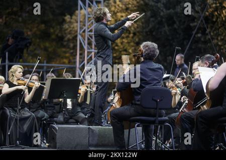 21.06.2017., Kroatien, Zagreb - das Konzert des kroatischen Radio- und Fernseh-Symphonieorchesters startete ein großes Open-Air-Festival am King Tomislav Square - Zagreb Classic! Der Chor und das HRT Orchestra treten im Rahmen des Musik- und Stadtprogramms auf und führen unter der Leitung des geschätzten brasilianischen Dirigenten Eduard Strausser ein attraktives Programm berühmter Zahlen zum Thema Musikfantasie auf. Foto: Davor Puklavec/PIXSELL Stockfoto