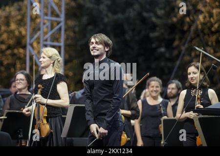 21.06.2017., Kroatien, Zagreb - das Konzert des kroatischen Radio- und Fernseh-Symphonieorchesters startete ein großes Open-Air-Festival am King Tomislav Square - Zagreb Classic! Der Chor und das HRT Orchestra treten im Rahmen des Musik- und Stadtprogramms auf und führen unter der Leitung des geschätzten brasilianischen Dirigenten Eduard Strausser ein attraktives Programm berühmter Zahlen zum Thema Musikfantasie auf. Foto: Davor Puklavec/PIXSELL Stockfoto