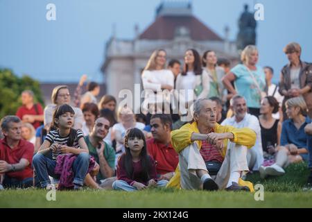 21.06.2017., Kroatien, Zagreb - das Konzert des kroatischen Radio- und Fernseh-Symphonieorchesters startete ein großes Open-Air-Festival am King Tomislav Square - Zagreb Classic! Der Chor und das HRT Orchestra treten im Rahmen des Musik- und Stadtprogramms auf und führen unter der Leitung des geschätzten brasilianischen Dirigenten Eduard Strausser ein attraktives Programm berühmter Zahlen zum Thema Musikfantasie auf. Foto: Davor Puklavec/PIXSELL Stockfoto