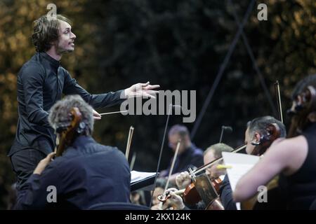 21.06.2017., Kroatien, Zagreb - das Konzert des kroatischen Radio- und Fernseh-Symphonieorchesters startete ein großes Open-Air-Festival am King Tomislav Square - Zagreb Classic! Der Chor und das HRT Orchestra treten im Rahmen des Musik- und Stadtprogramms auf und führen unter der Leitung des geschätzten brasilianischen Dirigenten Eduard Strausser ein attraktives Programm berühmter Zahlen zum Thema Musikfantasie auf. Foto: Davor Puklavec/PIXSELL Stockfoto