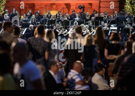 21.06.2017., Kroatien, Zagreb - das Konzert des kroatischen Radio- und Fernseh-Symphonieorchesters startete ein großes Open-Air-Festival am King Tomislav Square - Zagreb Classic! Der Chor und das HRT Orchestra treten im Rahmen des Musik- und Stadtprogramms auf und führen unter der Leitung des geschätzten brasilianischen Dirigenten Eduard Strausser ein attraktives Programm berühmter Zahlen zum Thema Musikfantasie auf. Foto: Davor Puklavec/PIXSELL Stockfoto