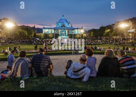 21.06.2017., Kroatien, Zagreb - das Konzert des kroatischen Radio- und Fernseh-Symphonieorchesters startete ein großes Open-Air-Festival am King Tomislav Square - Zagreb Classic! Der Chor und das HRT Orchestra treten im Rahmen des Musik- und Stadtprogramms auf und führen unter der Leitung des geschätzten brasilianischen Dirigenten Eduard Strausser ein attraktives Programm berühmter Zahlen zum Thema Musikfantasie auf. Foto: Davor Puklavec/PIXSELL Stockfoto