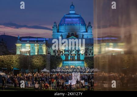 21.06.2017., Kroatien, Zagreb - das Konzert des kroatischen Radio- und Fernseh-Symphonieorchesters startete ein großes Open-Air-Festival am King Tomislav Square - Zagreb Classic! Der Chor und das HRT Orchestra treten im Rahmen des Musik- und Stadtprogramms auf und führen unter der Leitung des geschätzten brasilianischen Dirigenten Eduard Strausser ein attraktives Programm berühmter Zahlen zum Thema Musikfantasie auf. Foto: Davor Puklavec/PIXSELL Stockfoto