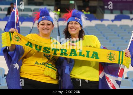 Al-Wakrah, Katar. 30.. November 2022. Australische Fans für das FIFA-Weltmeisterschaftsspiel Katar 2022 Gruppe D zwischen Australien und Dänemark am 30. November 2022 im Al Janoub Stadium, Al Wakrah, Katar. Foto von Peter Dovgan. Nur redaktionelle Verwendung, Lizenz für kommerzielle Verwendung erforderlich. Keine Verwendung bei Wetten, Spielen oder Veröffentlichungen von Clubs/Ligen/Spielern. Kredit: UK Sports Pics Ltd/Alamy Live News Stockfoto