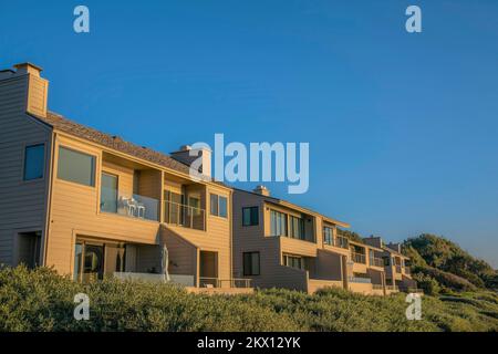 Häuser mit Balkonen vor blauem Himmel im malerischen Del Mar Southern Califronia. Fassade von Strandhäusern in einer ruhigen Küstengegend mit wunderschöner Sonne Stockfoto