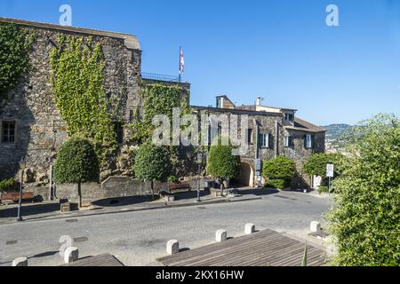 Die Burg von Cervo mit einem wunderschönen Kletterefeu an der Fassade Stockfoto