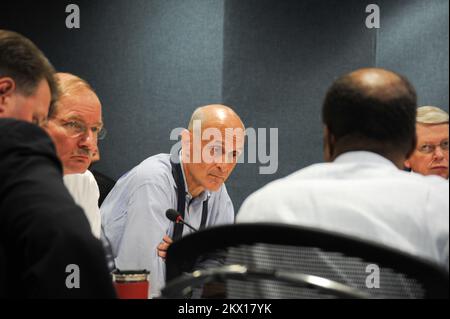 Schwere Stürme, Tornados und Überschwemmungen, Washington, DC, 13. Juni 2008 DHS-Sekretär Michael Chertoff mit FEMA-Stellvertretender Administrator Harvey Johnson bei der FEMA-Videokonferenz in der FEMA-Zentrale. Bill Koplitz/FEMA.. Fotos zu Katastrophen- und Notfallmanagementprogrammen, Aktivitäten und Beamten Stockfoto