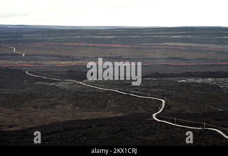 Mauna Loa, Vereinigte Staaten von Amerika. 29. November 2022. Lavaströme durchzogen die Mauna Loa Observatory Road während eines Ausbruchs in der nordöstlichen Rift Zone auf dem Gipfel des Mauna Loa im Hawaii Volcanoes National Park am 29. November 2022 in Hawaii. Der neue Ausbruch, der erste seit 1984 im weltweit größten aktiven Vulkan. Kredit: Alisa L. Gallant/USGS/Alamy Live News Stockfoto