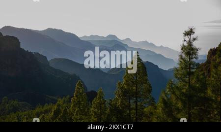 Gebirge mit sichtbaren Silhouette bis morgens bunte Nebel. Stockfoto