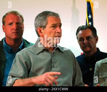 Schwere Stürme, Tornados und Überschwemmungen, Cedar Rapids, IA, 19. Juni 2008 Präsident George Bush spricht vor den Medien in Linn County, Emergency Operations Center (EOC). Flankiert wurde er von Gouverneur Chester Culver (L) und FEMA-Administrator R. David Paulison (R). Barry Bahler/FEMA... Fotos zu Katastrophen- und Notfallmanagementprogrammen, Aktivitäten und Beamten Stockfoto