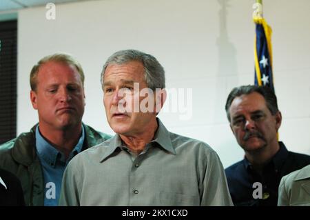 Schwere Stürme, Tornados und Überschwemmungen, Cedar Rapids, IA, 19. Juni 2008 Präsident George Bush spricht vor den Medien in Linn County, Emergency Operations Center (EOC). Flankiert wurde er von Gouverneur Chester Culver (L) und FEMA-Administrator R. David Paulison (R). Barry Bahler/FEMA... Fotos zu Katastrophen- und Notfallmanagementprogrammen, Aktivitäten und Beamten Stockfoto