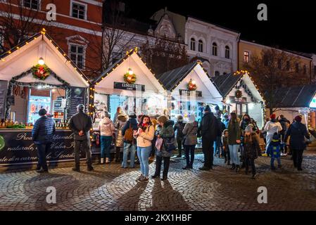 Cluj Napoca, Rumänien - Dezember 2021. Weihnachtsmarkt und Wintermärchenmarkt in Siebenbürgen, Osteuropa. Stockfoto