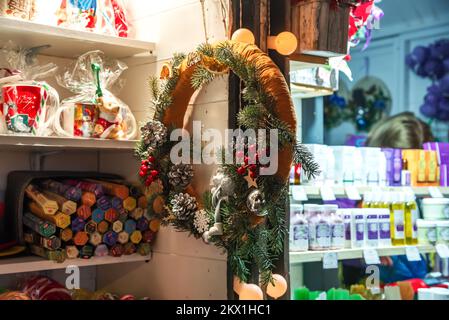 Cluj Napoca, Rumänien - Dezember 2021. Weihnachtsmarkt und Wintermärchenmarkt in Siebenbürgen, Osteuropa. Stockfoto