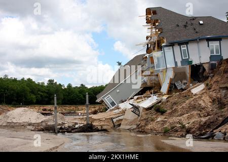 Schwere Stürme, Tornados und Überschwemmungen, Lake Delton, WI, 23. Juni 2008 - Häuser fallen in den leeren Lake Delton, während die Ufer einstürzen. Die jüngsten Regenfälle haben zu Überschwemmungen und einem Staudammbruch geführt, der den See zum Abfließen brachte. Robert Kaufmann/FEMA.. Fotos zu Katastrophen- und Notfallmanagementprogrammen, Aktivitäten und Beamten Stockfoto