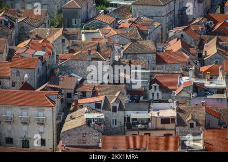 23.07.2017., Hvar, Insel Hvar - Fortica Festung (Spanjola) wurde in der Mitte des 16.. Jahrhunderts auf einem Hügel über der Altstadt von Hvar erbaut. Die Festung mit den Stadtmauern stellt ein einzigartiges Abwehrsystem der Stadt Hvar und des Hafens dar. Heute wird diese Festung als friedliche Touristenanlage genutzt, während sie einen wunderschönen Panoramablick über die Stadt Hvar und die Hölleninseln von der Festung aus bietet. Am Morgen vor der großen Hitze besuchen viele Touristen Fortica, um Fotos der Erinnerung zu machen und die Schönheit von Kroatien auf der ganzen Welt zu zeigen. Foto: Igor Soban/PIXSELL Stockfoto