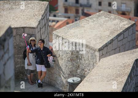 23.07.2017., Hvar, Insel Hvar - Fortica Festung (Spanjola) wurde in der Mitte des 16.. Jahrhunderts auf einem Hügel über der Altstadt von Hvar erbaut. Die Festung mit den Stadtmauern stellt ein einzigartiges Abwehrsystem der Stadt Hvar und des Hafens dar. Heute wird diese Festung als friedliche Touristenanlage genutzt, während sie einen wunderschönen Panoramablick über die Stadt Hvar und die Hölleninseln von der Festung aus bietet. Am Morgen vor der großen Hitze besuchen viele Touristen Fortica, um Fotos der Erinnerung zu machen und die Schönheit von Kroatien auf der ganzen Welt zu zeigen. Foto: Igor Soban/PIXSELL Stockfoto