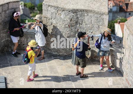 23.07.2017., Hvar, Insel Hvar - Fortica Festung (Spanjola) wurde in der Mitte des 16.. Jahrhunderts auf einem Hügel über der Altstadt von Hvar erbaut. Die Festung mit den Stadtmauern stellt ein einzigartiges Abwehrsystem der Stadt Hvar und des Hafens dar. Heute wird diese Festung als friedliche Touristenanlage genutzt, während sie einen wunderschönen Panoramablick über die Stadt Hvar und die Hölleninseln von der Festung aus bietet. Am Morgen vor der großen Hitze besuchen viele Touristen Fortica, um Fotos der Erinnerung zu machen und die Schönheit von Kroatien auf der ganzen Welt zu zeigen. Foto: Igor Soban/PIXSELL Stockfoto