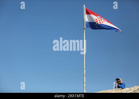 23.07.2017., Hvar, Insel Hvar - Fortica Festung (Spanjola) wurde in der Mitte des 16.. Jahrhunderts auf einem Hügel über der Altstadt von Hvar erbaut. Die Festung mit den Stadtmauern stellt ein einzigartiges Abwehrsystem der Stadt Hvar und des Hafens dar. Heute wird diese Festung als friedliche Touristenanlage genutzt, während sie einen wunderschönen Panoramablick über die Stadt Hvar und die Hölleninseln von der Festung aus bietet. Am Morgen vor der großen Hitze besuchen viele Touristen Fortica, um Fotos der Erinnerung zu machen und die Schönheit von Kroatien auf der ganzen Welt zu zeigen. Foto: Igor Soban/PIXSELL Stockfoto