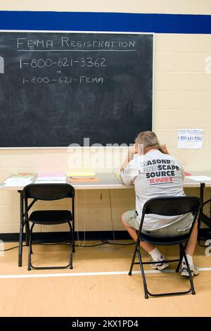 Schwere Stürme, Tornados und Überschwemmungen, Coralville, Iowa, Am 5. Juli 2008 Ruft Ein Einwohner an, um sich bei der FEMA für staatliche Hilfe anzumelden. Er kam ins Disaster Recovery Center (DRC) und suchte nach Informationen über die Hilfe der FEMA nach den Überschwemmungen, die Mitte Juni einen großen Teil dieses Gebiets verwüsteten. Fotos zu Katastrophen- und Notfallmanagementprogrammen, Aktivitäten und Beamten Stockfoto