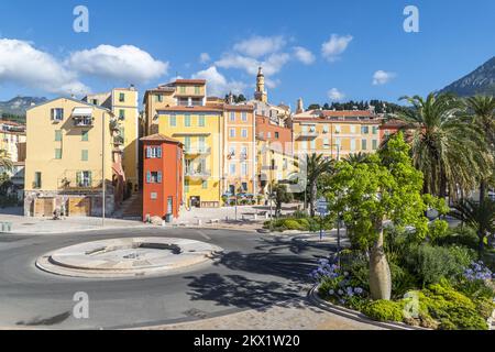 Menton, Frankreich - 07-07-2021: Das historische Zentrum von Menton mit der wunderschönen Basilika und bunten Häusern Stockfoto