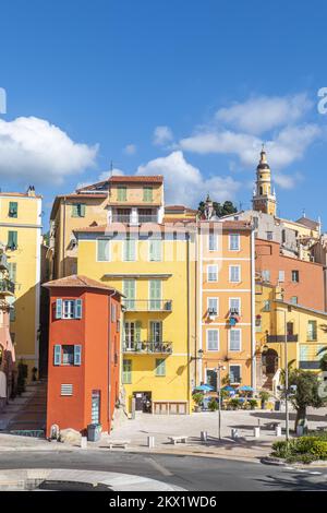 Menton, Frankreich - 07-07-2021: Das historische Zentrum von Menton mit der wunderschönen Basilika und bunten Häusern Stockfoto