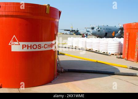 Sacramento, CA, 13. Juli 2008 die 302. AEG C-130 Flugzeugeinheiten umfassen drei Air National Guard Einheiten - den 145. Airlift Wing aus Charlotte, N.C., den 146. Airlift Wing aus Channel Islands, Kalifornien, den 153. Airlift Wing aus Cheyenne, Wyo., Und eine Air Force Reserve Einheit vom Peterson Air Force Base, Colorado. Die 302. AEG-Antennen haben 985 Stürze durchgeführt, davon mehr als 1.350.000 Gallonen feuerhemmendes und Wasser. .. Fotos zu Katastrophen- und Notfallmanagementprogrammen, Aktivitäten und Beamten Stockfoto