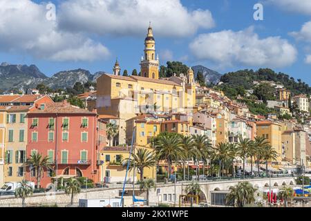 Menton, Frankreich - 07-07-2021: Das historische Zentrum von Menton mit der wunderschönen Basilika und bunten Häusern Stockfoto