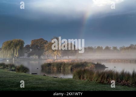 Stürmischer Himmel über dem Surrey Park mit einem Regenbogen Stockfoto