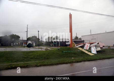 Hurrikan Dolly, Brownsville, TX, 23. Juli 2008 starke Winde führten dazu, dass die Schilder zerbrachen und in die Straßen fielen. Hurrikan Dolly überquerte South Padre Island mit 120mph Winden. Jacinta Quesada/FEMA... Fotos zu Katastrophen- und Notfallmanagementprogrammen, Aktivitäten und Beamten Stockfoto