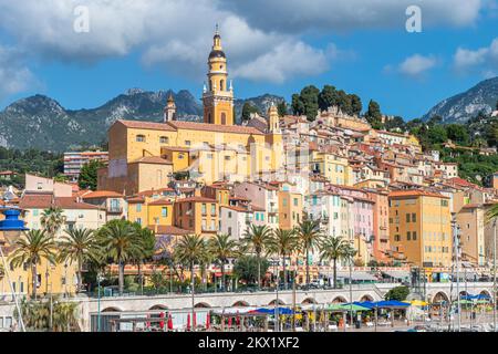 Menton, Frankreich - 07-07-2021: Das historische Zentrum von Menton mit der wunderschönen Basilika und bunten Häusern Stockfoto