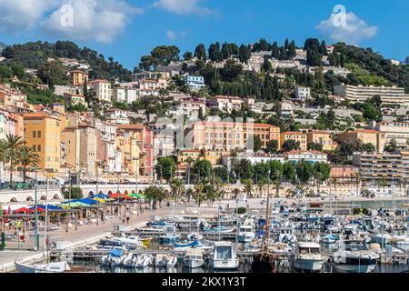 Menton, Frankreich - 07-07-2021: Das historische Zentrum von Menton mit der wunderschönen Basilika und bunten Häusern Stockfoto