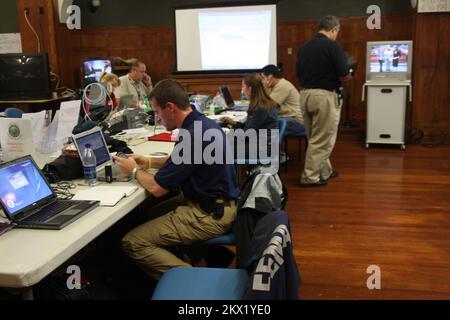 Hurricane Dolly, Brownsville, TX, 23. Juli 2008 FEMA und Regierungsbeamte treffen sich im EOC (Emergency Operation Center), um Hurricane Dolly zu verfolgen. Jacinta Quesada/FEMA... Fotos zu Katastrophen- und Notfallmanagementprogrammen, Aktivitäten und Beamten Stockfoto