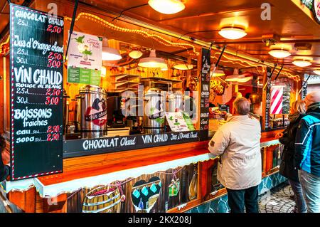 Straßburg, Frankreich - Dezember 2017: Marche de Noel, Place de la Cathedrale Weihnachtsmarkt im Elsass. Stockfoto