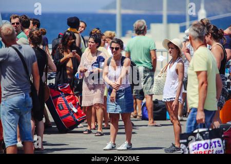 05.08.2017., Stari Grad, Insel Hvar, Kroatien - Verschiebung der Touristen am Fährhafen in Stari Grad auf der Insel Hvar. Foto: Igor Soban/PIXSELL Stockfoto