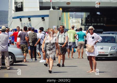 05.08.2017., Stari Grad, Insel Hvar, Kroatien - Verschiebung der Touristen am Fährhafen in Stari Grad auf der Insel Hvar. Foto: Igor Soban/PIXSELL Stockfoto