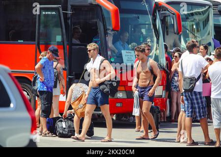 05.08.2017., Stari Grad, Insel Hvar, Kroatien - Verschiebung der Touristen am Fährhafen in Stari Grad auf der Insel Hvar. Foto: Igor Soban/PIXSELL Stockfoto