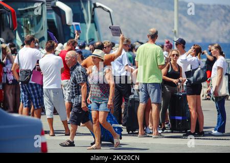 05.08.2017., Stari Grad, Insel Hvar, Kroatien - Verschiebung der Touristen am Fährhafen in Stari Grad auf der Insel Hvar. Foto: Igor Soban/PIXSELL Stockfoto