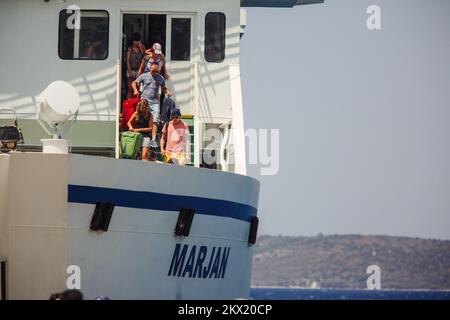 05.08.2017., Stari Grad, Insel Hvar, Kroatien - Verschiebung der Touristen am Fährhafen in Stari Grad auf der Insel Hvar. Foto: Igor Soban/PIXSELL Stockfoto