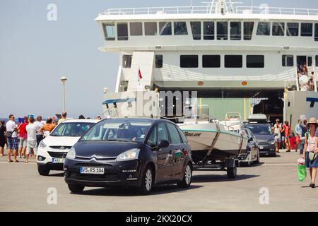 05.08.2017., Stari Grad, Insel Hvar, Kroatien - Verschiebung der Touristen am Fährhafen in Stari Grad auf der Insel Hvar. Foto: Igor Soban/PIXSELL Stockfoto