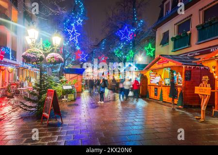 Straßburg, Frankreich - Dezember 2017. Place des Meuniers Weihnachtsmarkt in der Capitale de Noel, Elsass. Stockfoto