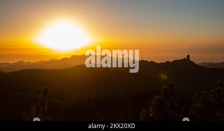 Natur und Landschaft auf Gran Canaria. Mirador Roque Nublo . Berge über dem Sonnenuntergang und Blick auf Teneriffa Stockfoto