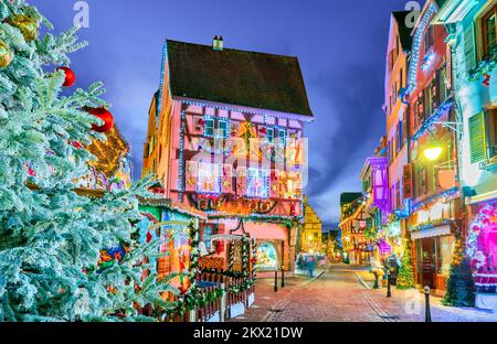 Colmar, Elsass. Marche de Noel ist ein berühmter alsacianischer Weihnachtsmarkt mit Lebkuchenhäusern und lokalen Handwerkern, das wunderschöne Europa. Stockfoto