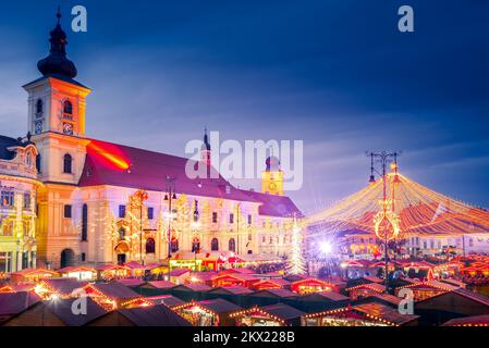 Sibiu, Rumänien. Weihnachtsmarkt, größter in Rumänien, Siebenbürgen Wahrzeichen. Stockfoto