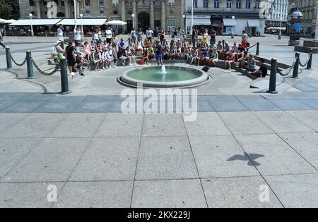 10.08.2017., Zagreb, Kroatien - Touristengruppe versammelte sich um Mandusevac am Ban Josip Jelacic Platz und lauschte ihrem Reiseleiter. Foto: Sanjin Strukic/PIXSELL Stockfoto