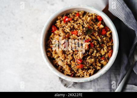 Quinoa brauner Reis Pulao mit rotem Pfeffer serviert in einer Schüssel - gesundes Esskonzept Stockfoto