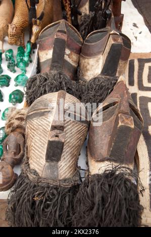 Traditionelle Masken, Marktstand, Lubumbashi, Katanga Provinz, Demokratische Republik Kongo Stockfoto